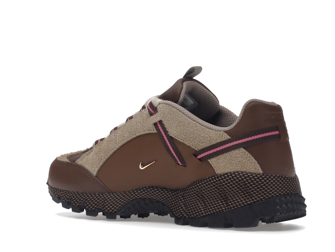 Vue 23 de Nike Air Humara LX Jacquemus Ale Brown Gold 