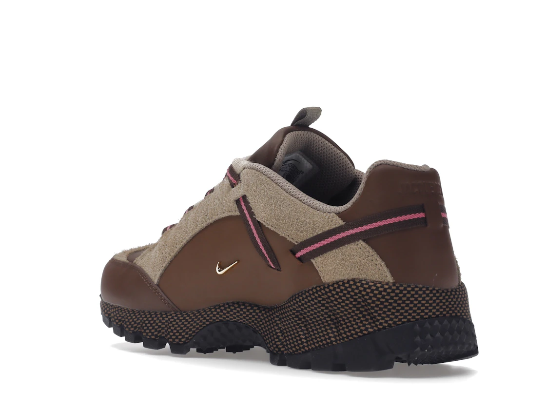 Vue 24 de Nike Air Humara LX Jacquemus Ale Brown Gold 