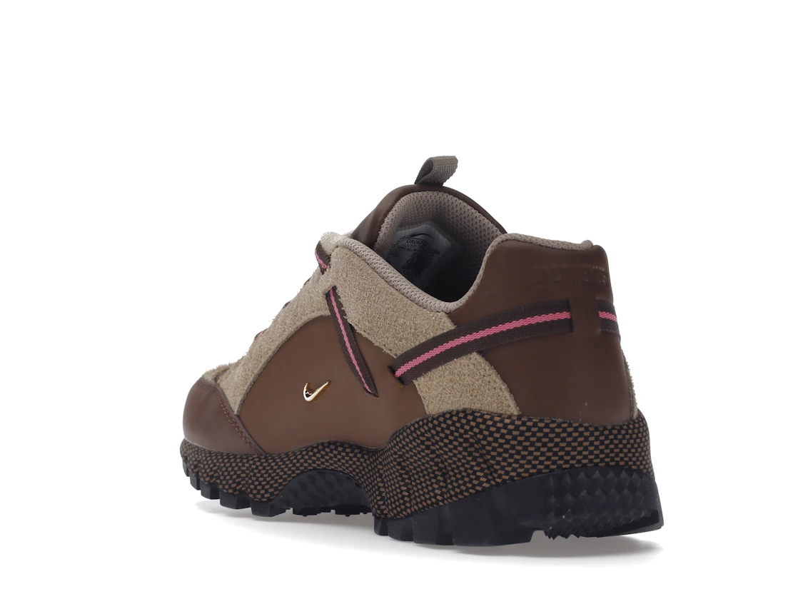 Vue 25 de Nike Air Humara LX Jacquemus Ale Brown Gold 