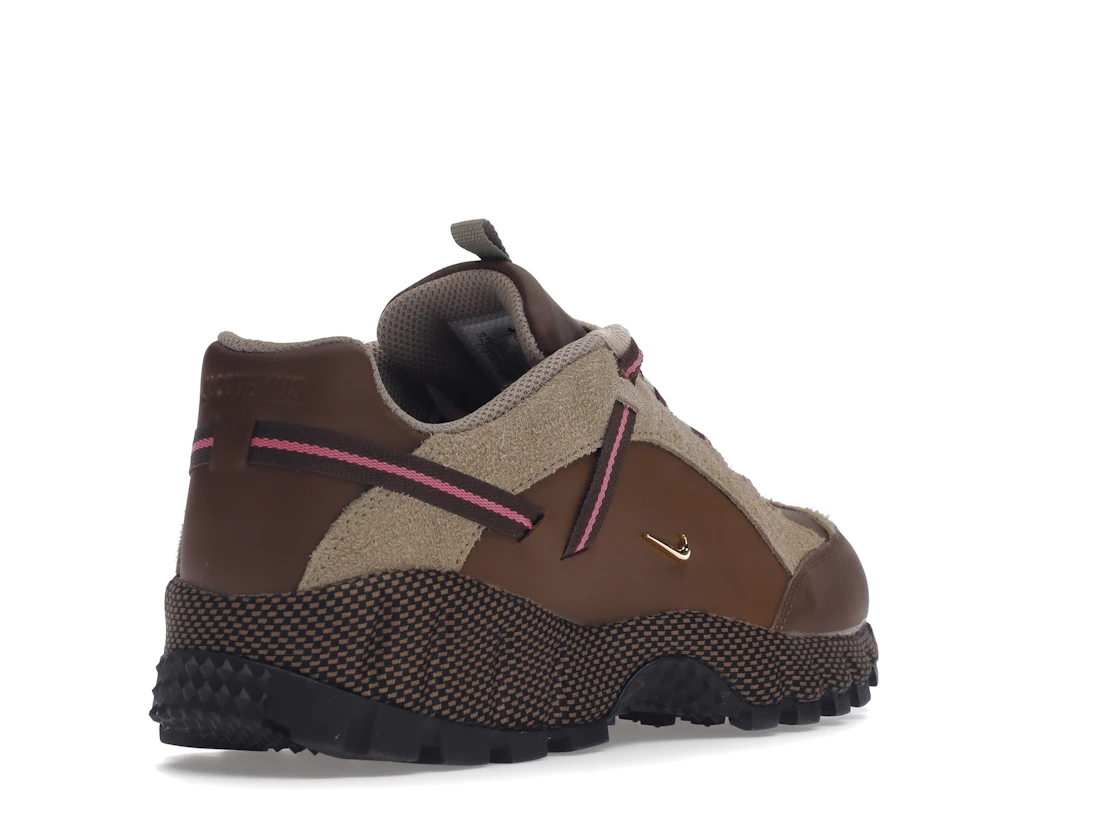 Vue 32 de Nike Air Humara LX Jacquemus Ale Brown Gold 