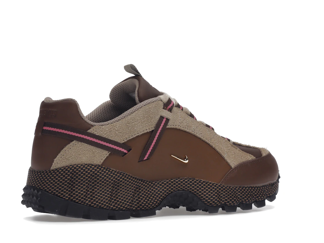Vue 34 de Nike Air Humara LX Jacquemus Ale Brown Gold 