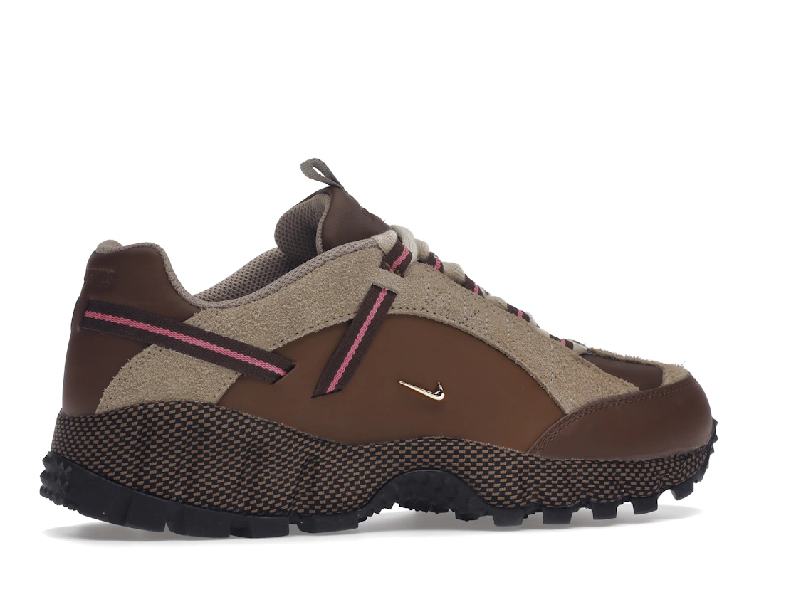 Vue 35 de Nike Air Humara LX Jacquemus Ale Brown Gold 