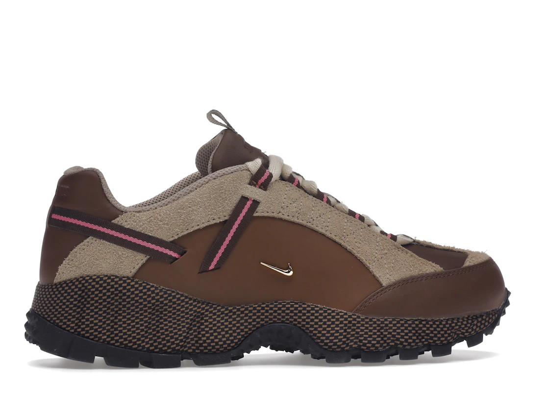Vue 36 de Nike Air Humara LX Jacquemus Ale Brown Gold 