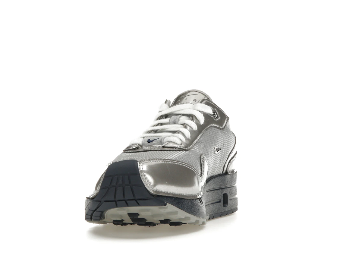 Vue 12 de Nike Air Max 1 '86 Jacquemus Silver 