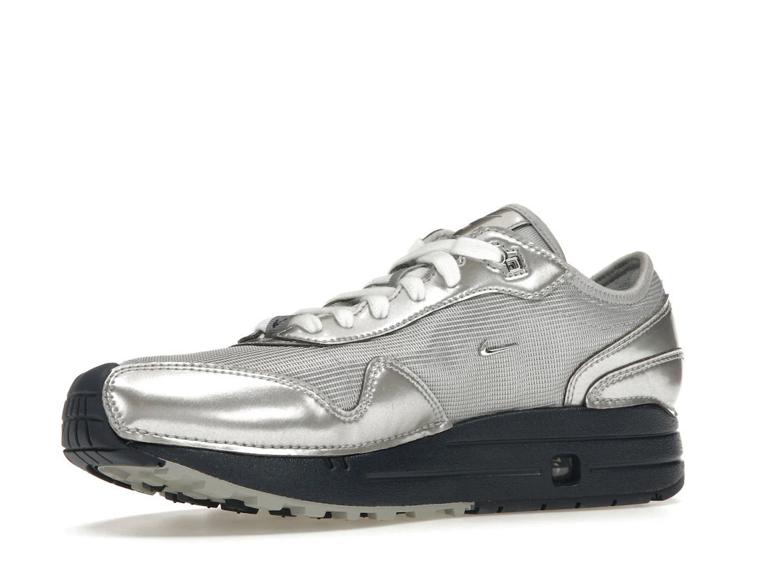Vue 16 de Nike Air Max 1 '86 Jacquemus Silver 