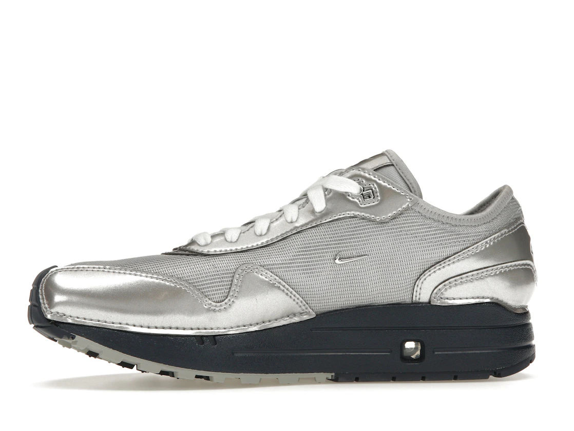 Vue 18 de Nike Air Max 1 '86 Jacquemus Silver 