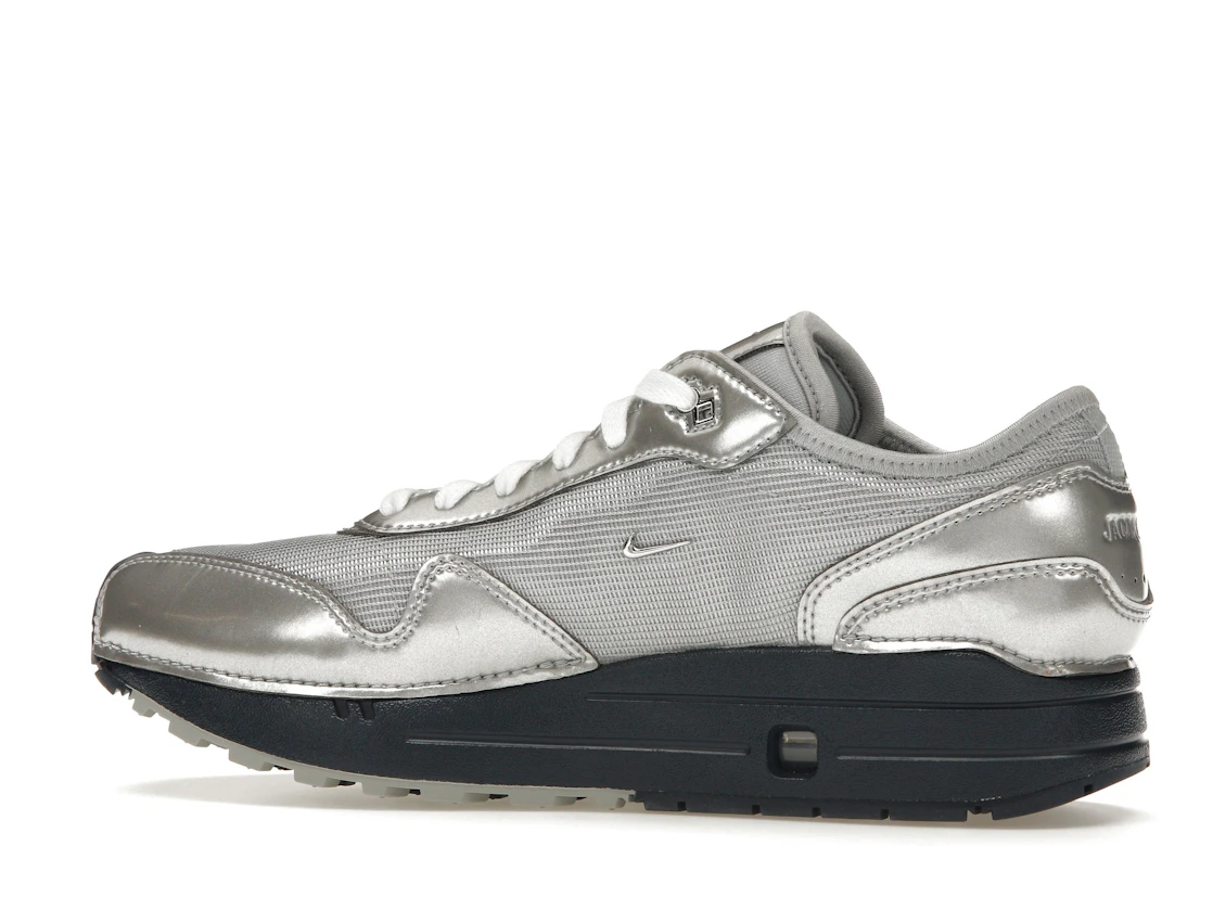 Vue 21 de Nike Air Max 1 '86 Jacquemus Silver 