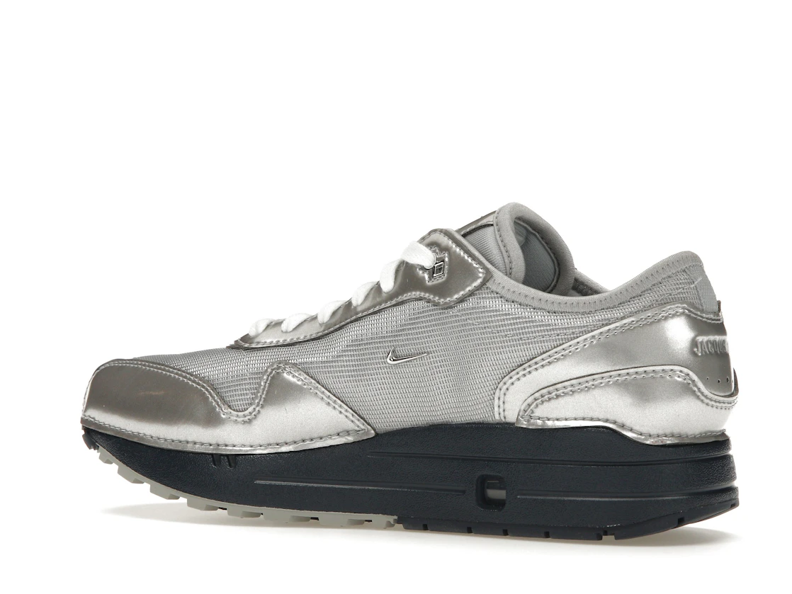 Vue 22 de Nike Air Max 1 '86 Jacquemus Silver 