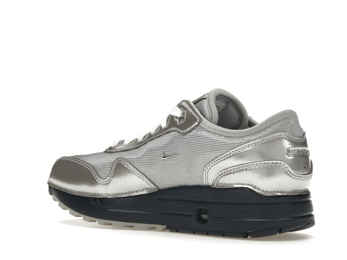 Vue 23 de Nike Air Max 1 '86 Jacquemus Silver 