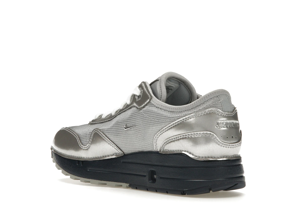 Vue 24 de Nike Air Max 1 '86 Jacquemus Silver 
