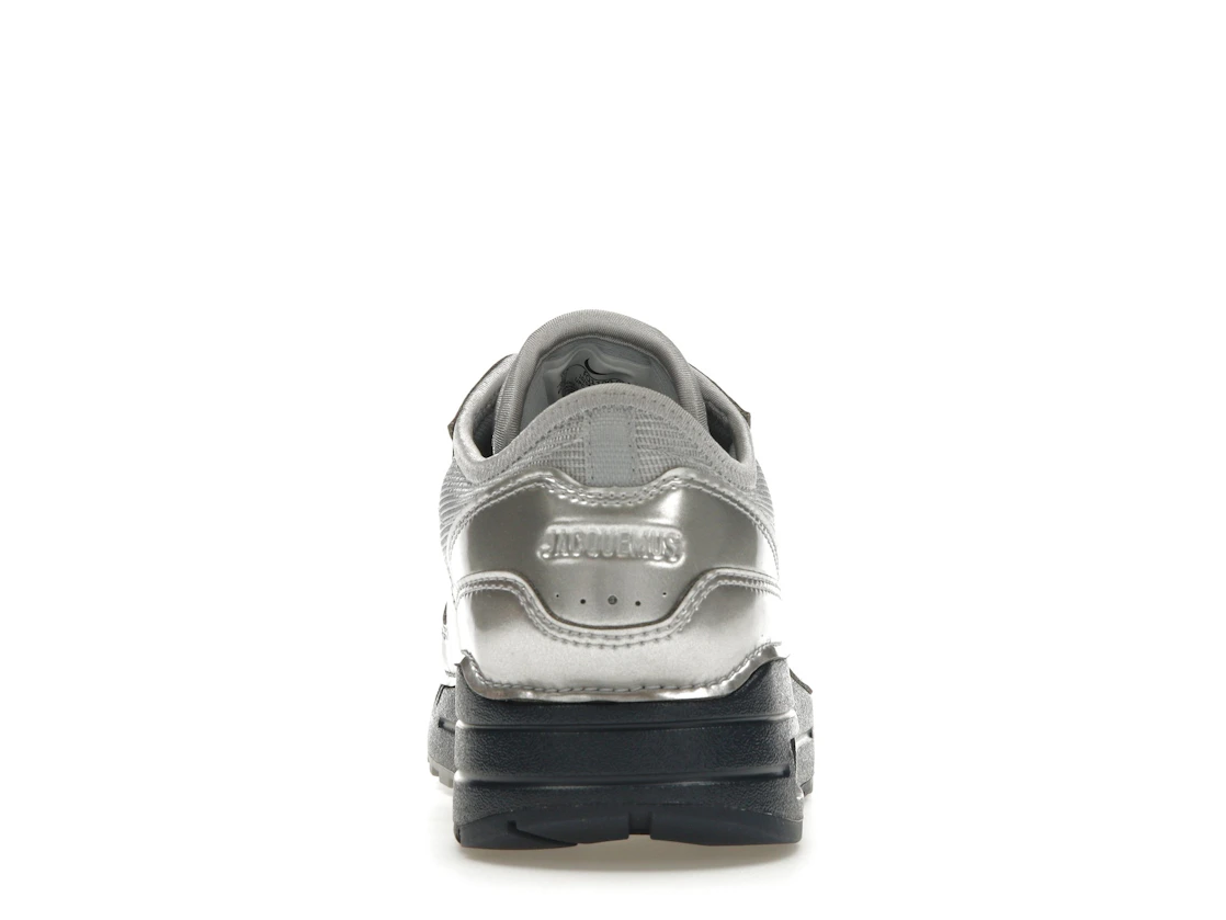 Vue 28 de Nike Air Max 1 '86 Jacquemus Silver 
