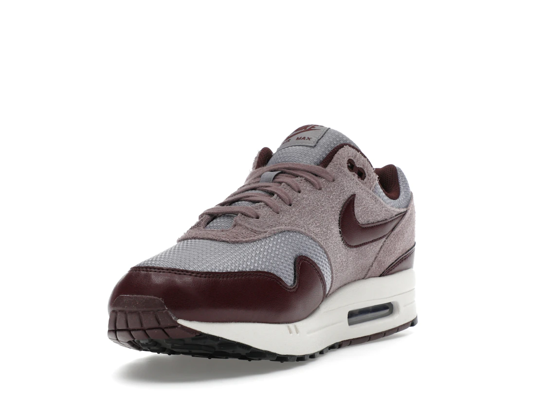 Vue 13 de Nike Air Max 1 Essential PRM Cement Grey Burgundy Crush