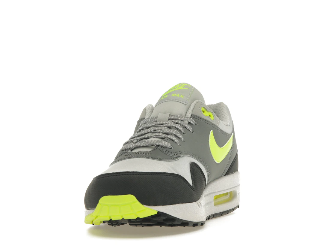 Vue 12 de Nike Air Max 1 Essential Dusty Grey Volt Cool Grey Black