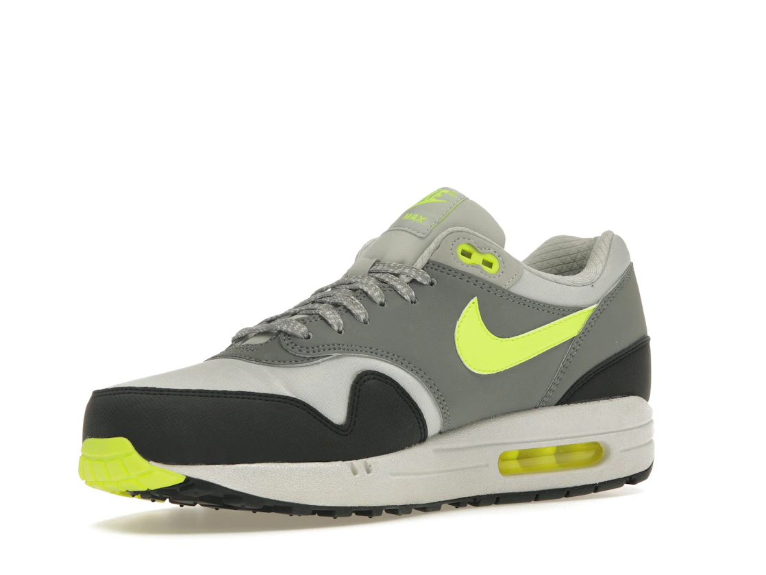 Vue 15 de Nike Air Max 1 Essential Dusty Grey Volt Cool Grey Black