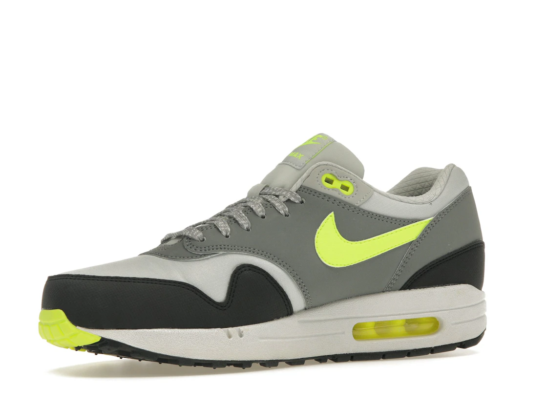 Vue 16 de Nike Air Max 1 Essential Dusty Grey Volt Cool Grey Black