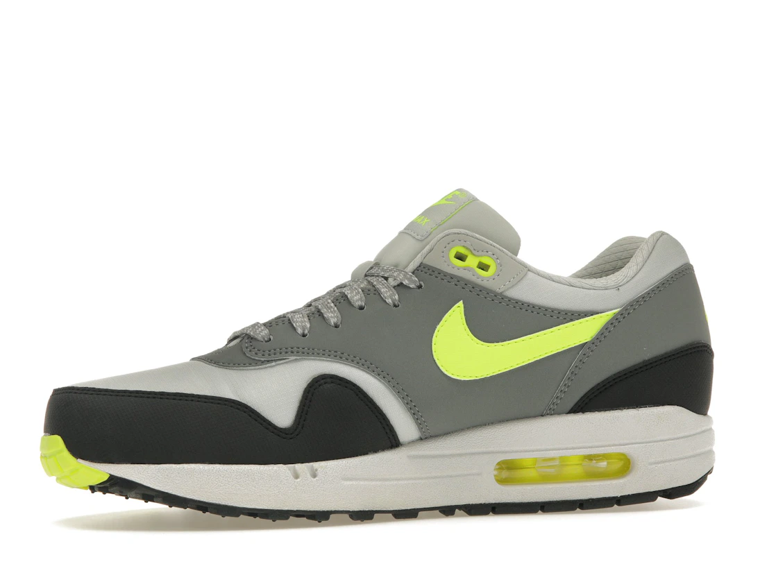 Vue 17 de Nike Air Max 1 Essential Dusty Grey Volt Cool Grey Black
