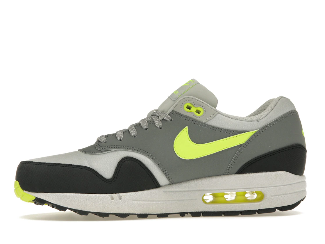 Vue 18 de Nike Air Max 1 Essential Dusty Grey Volt Cool Grey Black