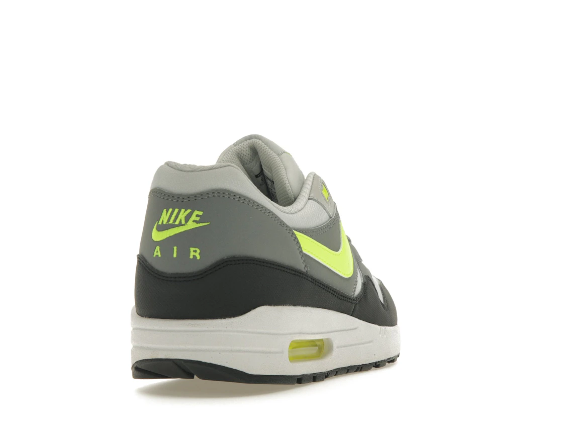 Vue 30 de Nike Air Max 1 Essential Dusty Grey Volt Cool Grey Black