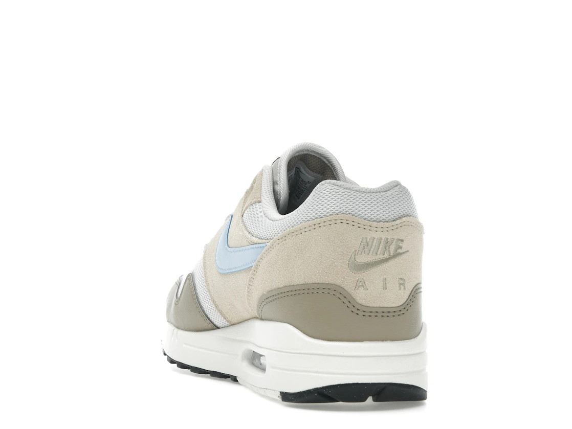 Vue 26 de Nike Air Max 1 Essential Light Bone/Psychic Blue