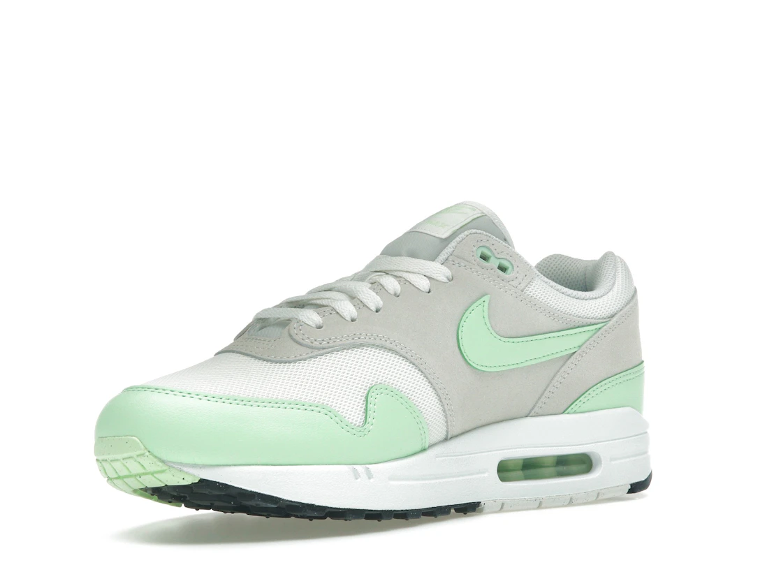 Vue 15 de Nike Air Max 1 Essential Summit White Photon Dust Vapor Green