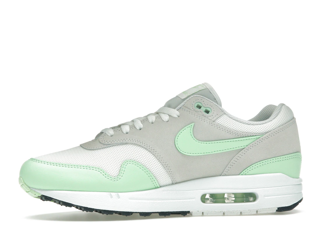 Vue 18 de Nike Air Max 1 Essential Summit White Photon Dust Vapor Green