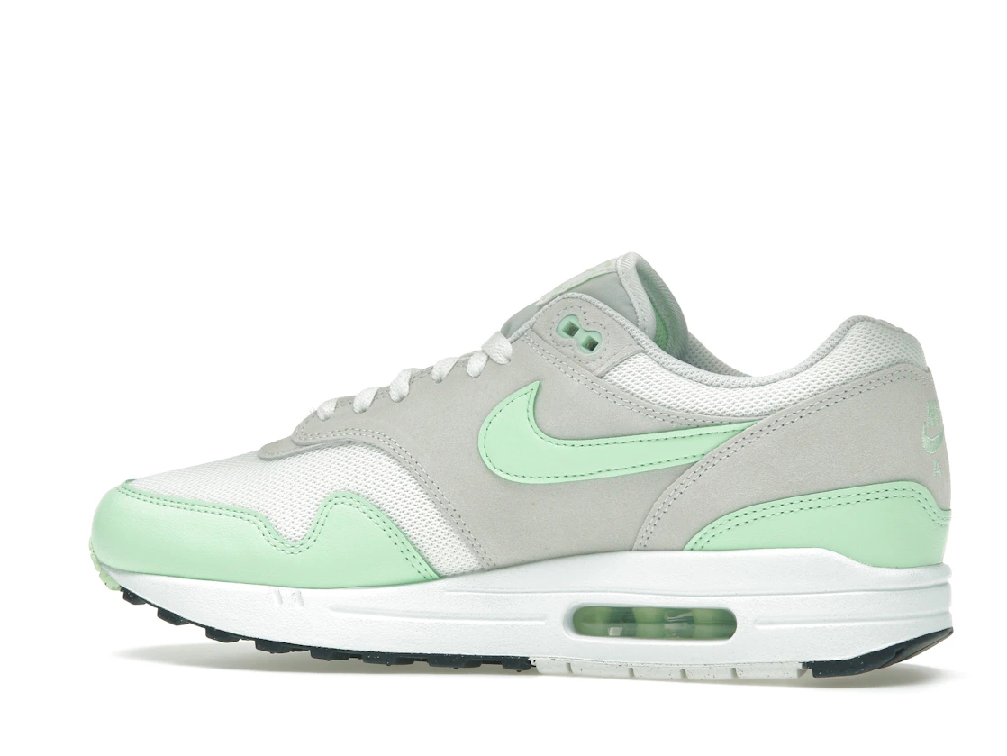 Vue 21 de Nike Air Max 1 Essential Summit White Photon Dust Vapor Green