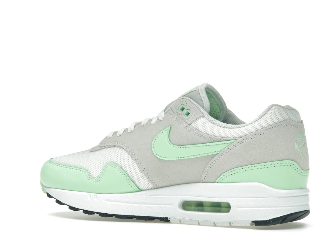 Vue 22 de Nike Air Max 1 Essential Summit White Photon Dust Vapor Green