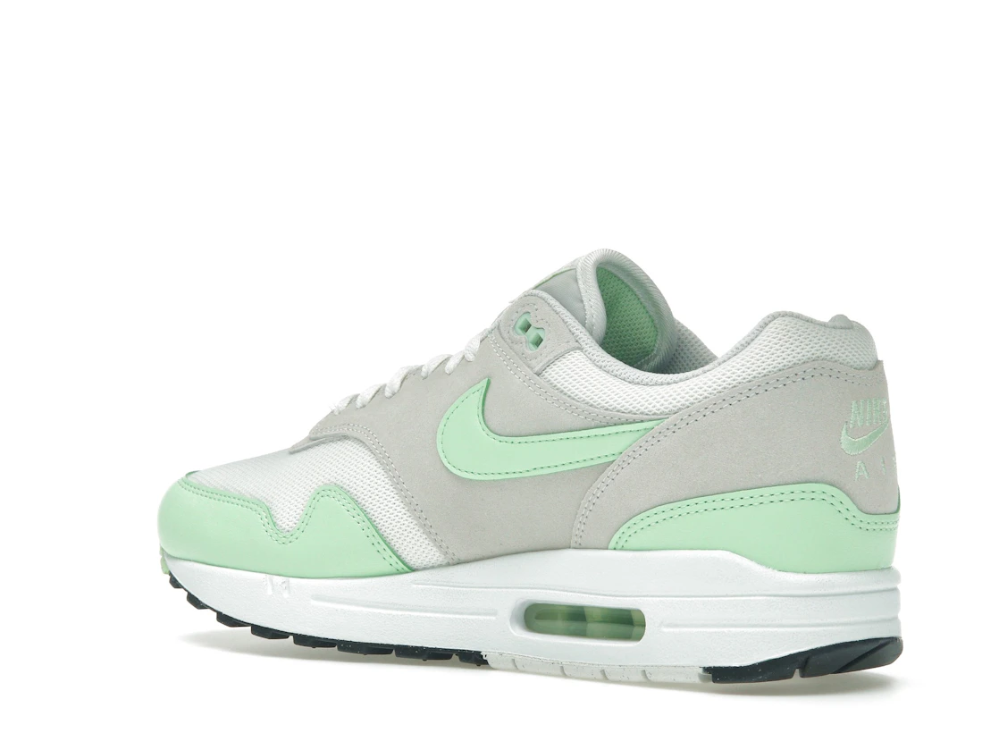 Vue 23 de Nike Air Max 1 Essential Summit White Photon Dust Vapor Green