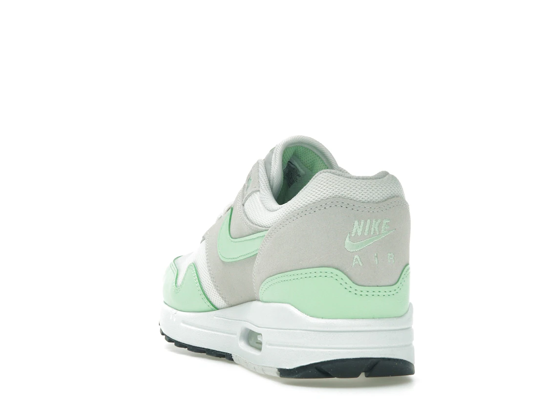 Vue 26 de Nike Air Max 1 Essential Summit White Photon Dust Vapor Green