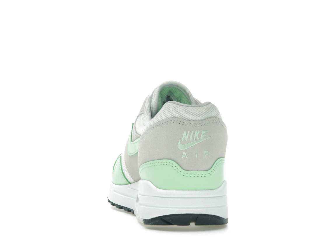 Vue 27 de Nike Air Max 1 Essential Summit White Photon Dust Vapor Green