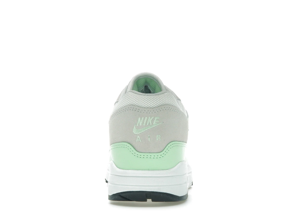 Vue 28 de Nike Air Max 1 Essential Summit White Photon Dust Vapor Green