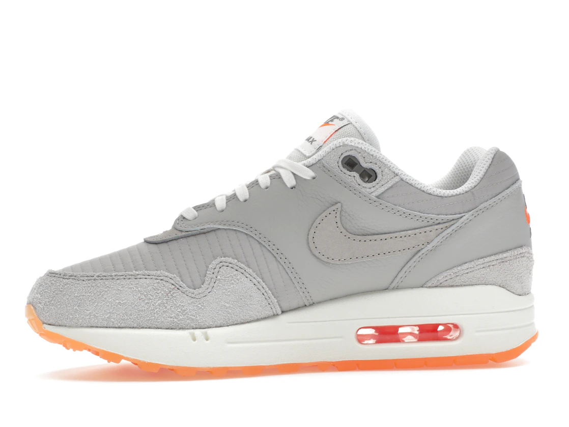 Vue 18 de Nike Air Max 1 PRM Light Iron Ore Total Orange