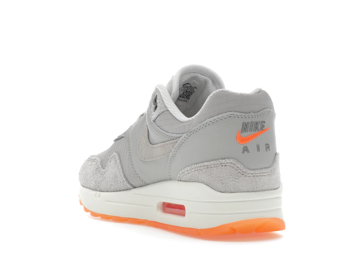 Vue 25 de Nike Air Max 1 PRM Light Iron Ore Total Orange