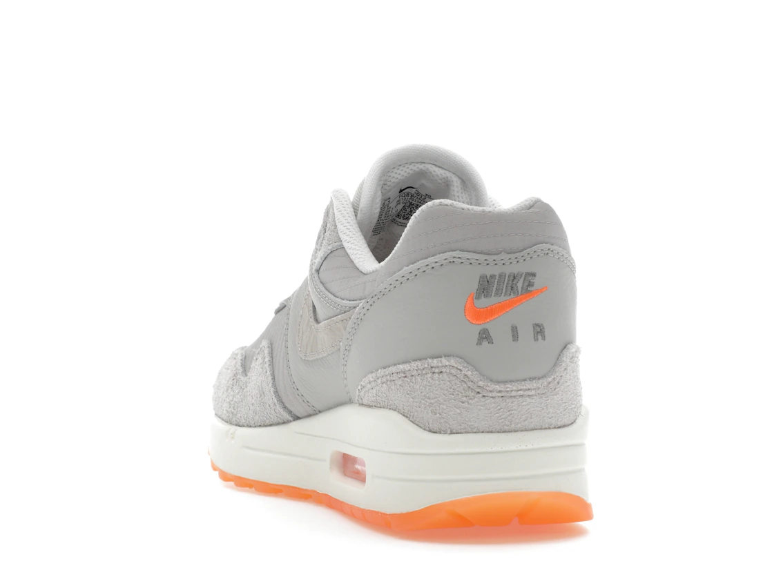 Vue 26 de Nike Air Max 1 PRM Light Iron Ore Total Orange