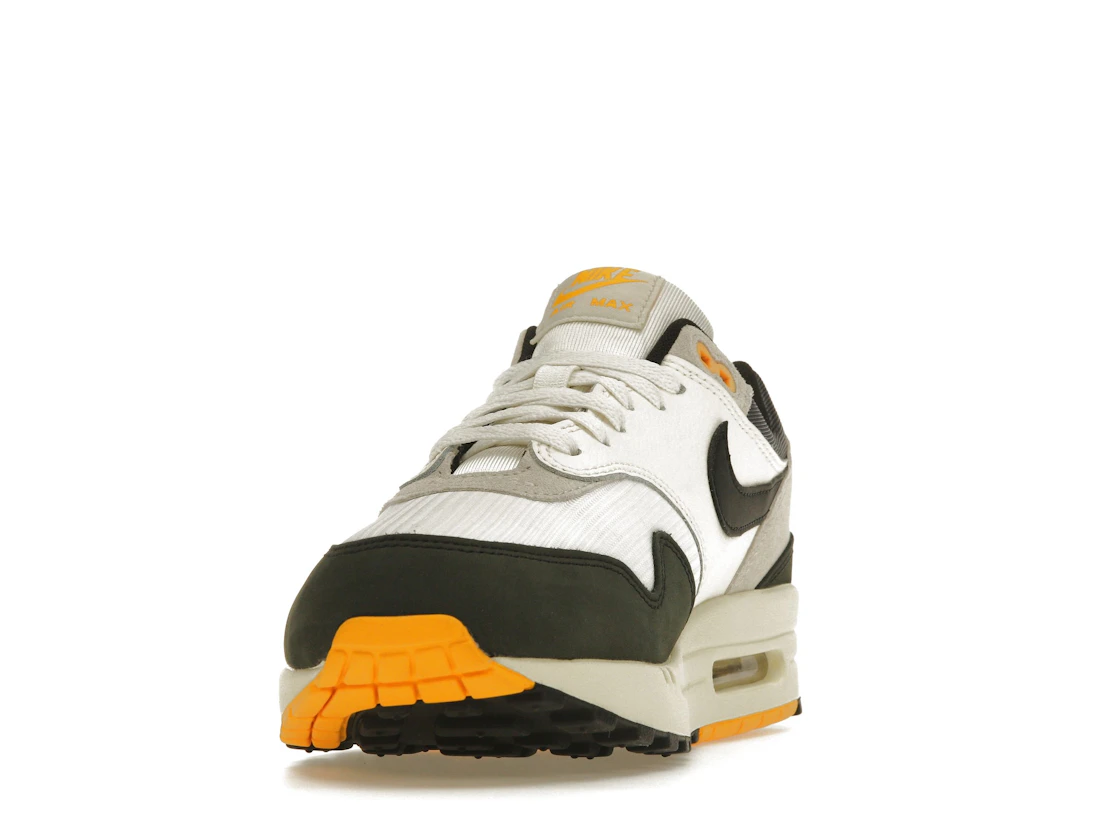 Vue 12 de Nike Air Max 1 Athletic Department Light Bone University Gold