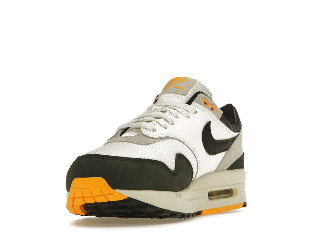 Vue 13 de Nike Air Max 1 Athletic Department Light Bone University Gold