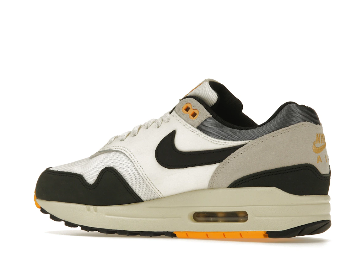 Vue 22 de Nike Air Max 1 Athletic Department Light Bone University Gold