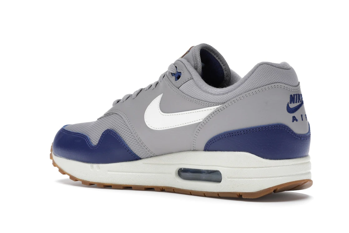 Vue 23 de Nike Air Max 1 Atmosphere Grey Deep Royal Blue