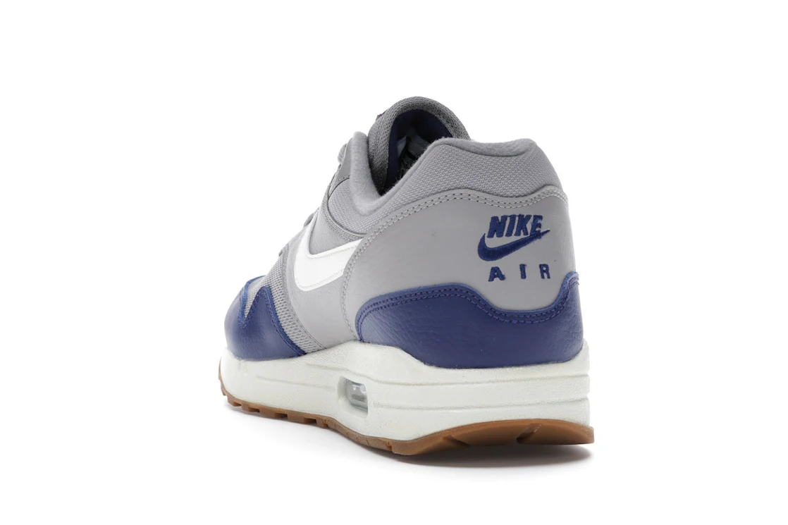 Vue 26 de Nike Air Max 1 Atmosphere Grey Deep Royal Blue