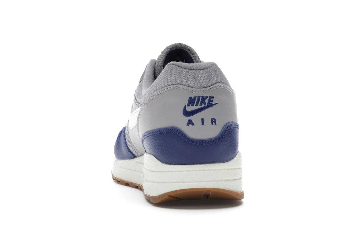 Vue 27 de Nike Air Max 1 Atmosphere Grey Deep Royal Blue