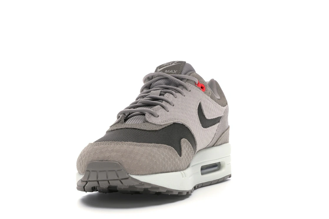 Vue 12 de Nike Air Max 1 Cut Out Swoosh Moon Particle
