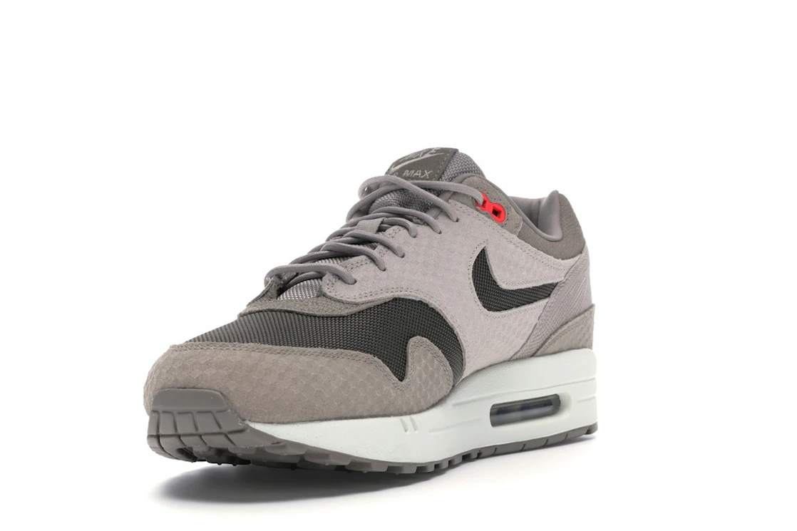 Vue 13 de Nike Air Max 1 Cut Out Swoosh Moon Particle