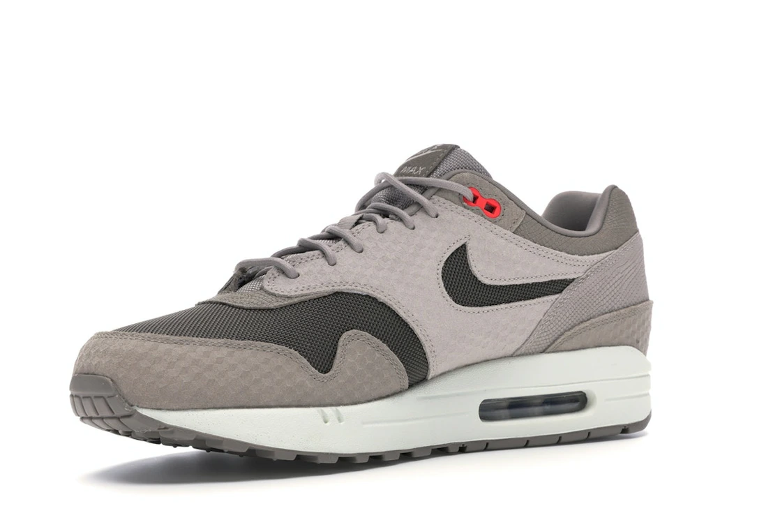 Vue 15 de Nike Air Max 1 Cut Out Swoosh Moon Particle