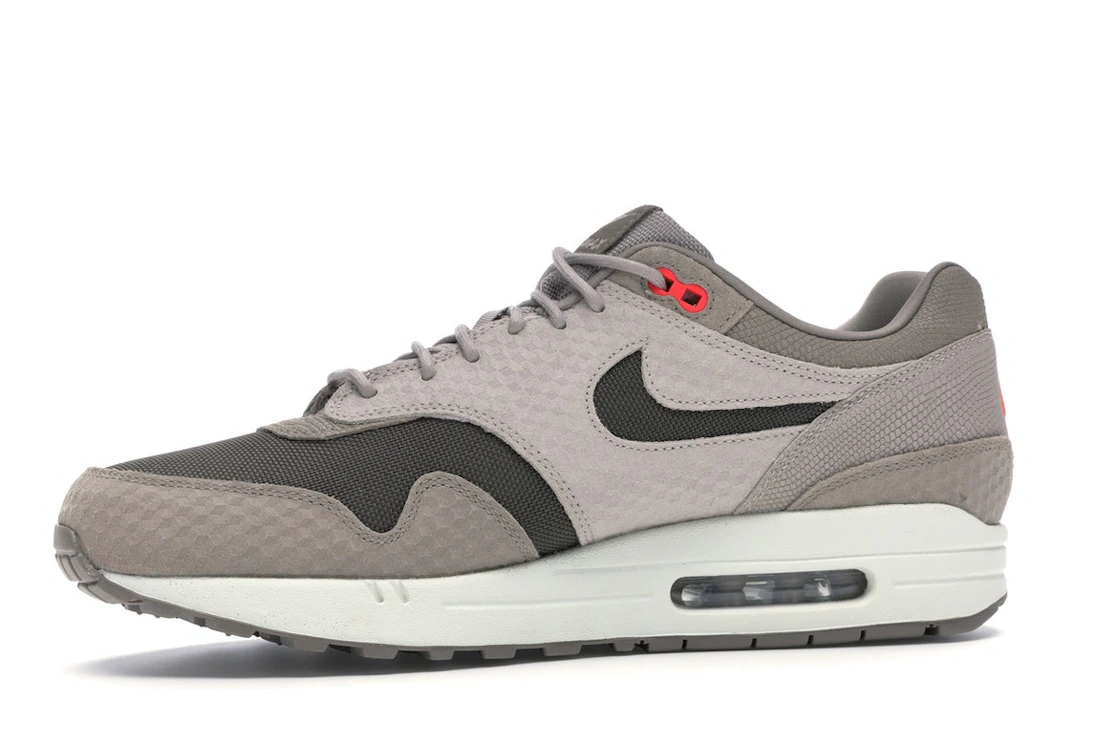 Vue 17 de Nike Air Max 1 Cut Out Swoosh Moon Particle