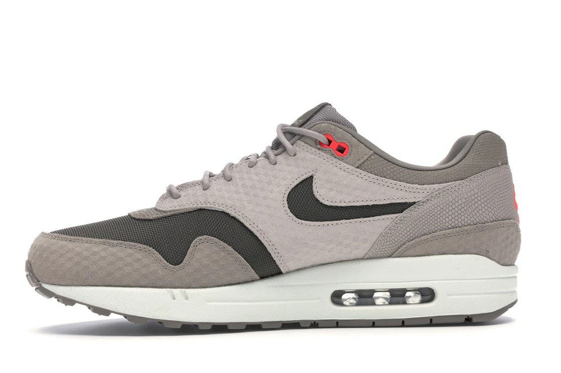 Vue 18 de Nike Air Max 1 Cut Out Swoosh Moon Particle