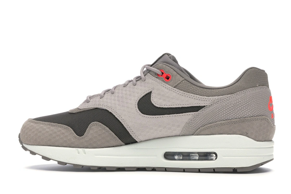 Vue 20 de Nike Air Max 1 Cut Out Swoosh Moon Particle