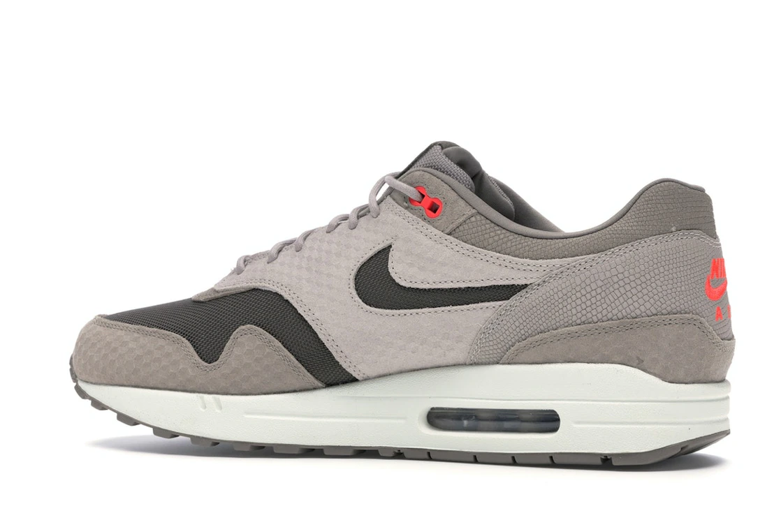 Vue 21 de Nike Air Max 1 Cut Out Swoosh Moon Particle