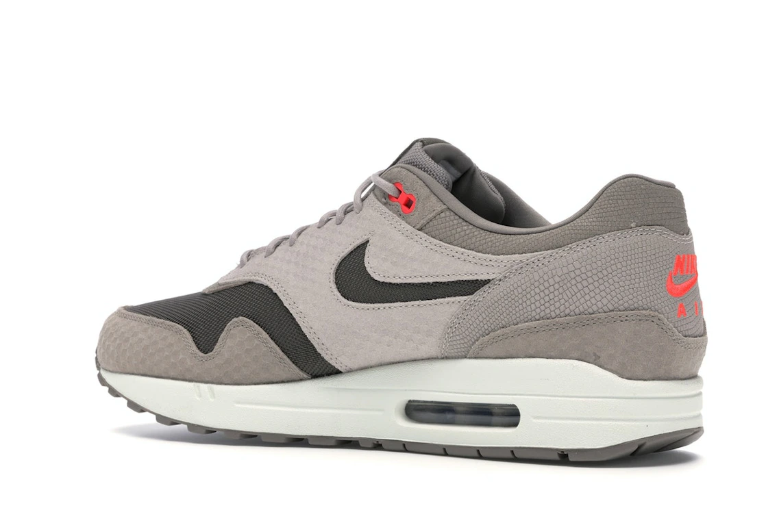 Vue 22 de Nike Air Max 1 Cut Out Swoosh Moon Particle