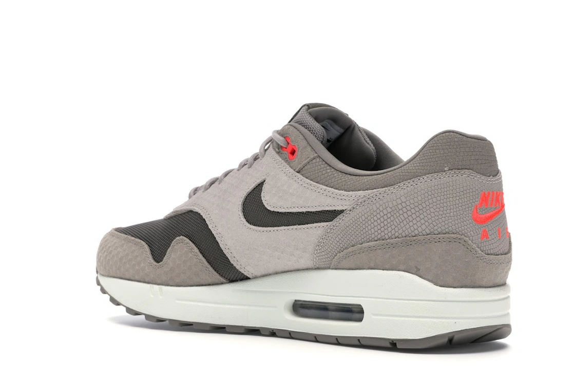 Vue 23 de Nike Air Max 1 Cut Out Swoosh Moon Particle