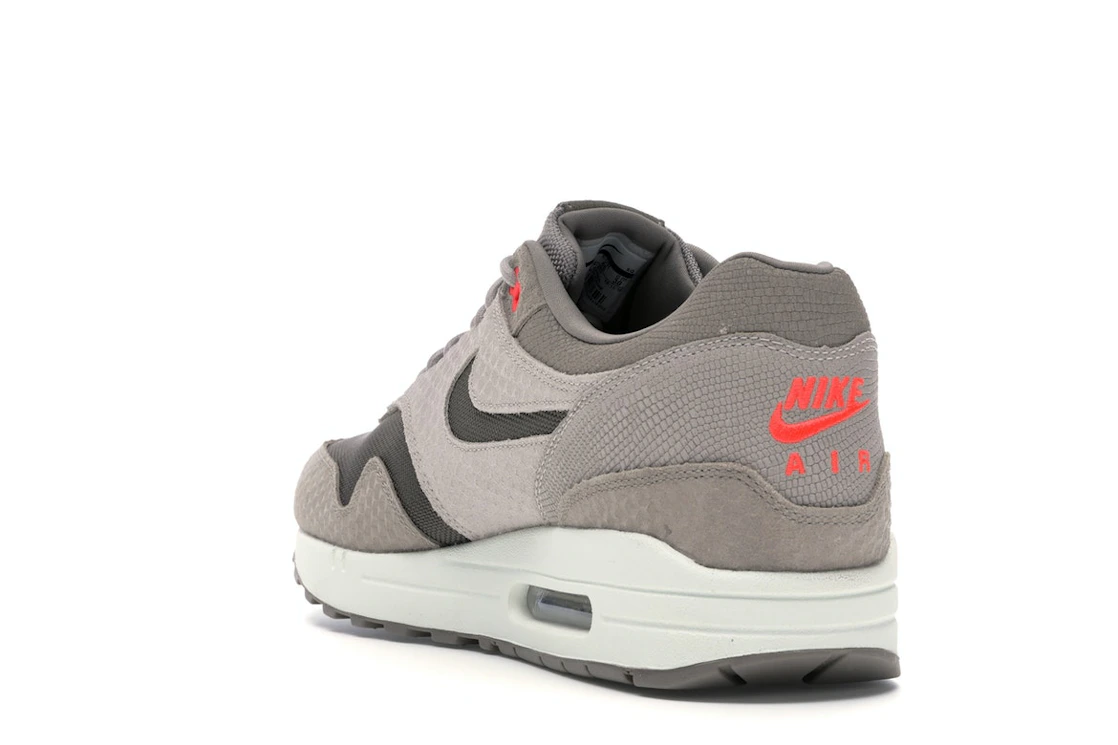 Vue 25 de Nike Air Max 1 Cut Out Swoosh Moon Particle